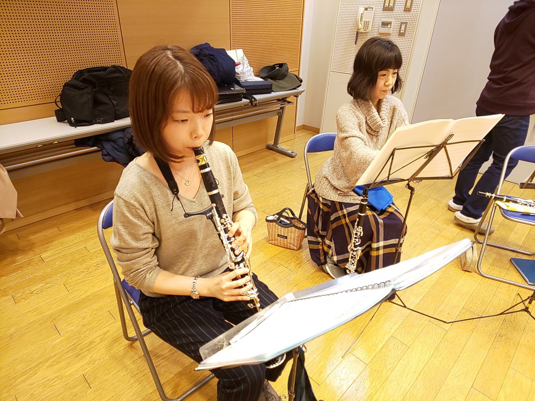 真剣な表情で練習する生徒と書き込みをする生徒