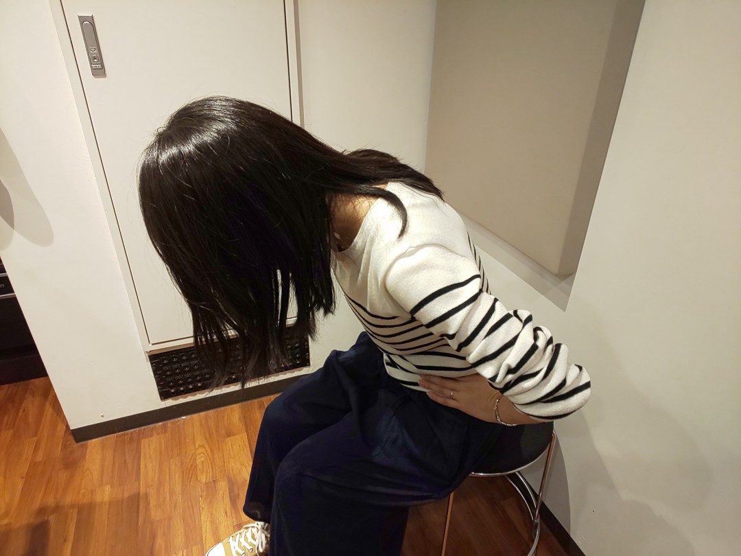 前傾してお腹に空気が入ることを確認する生徒
