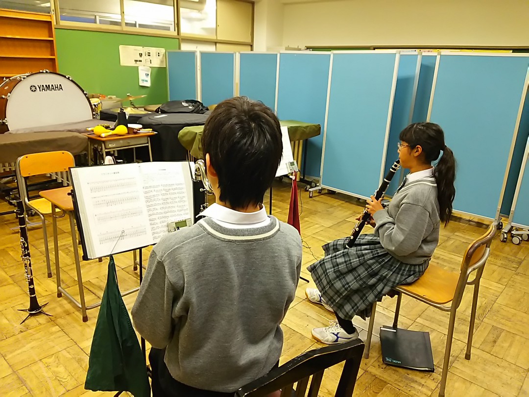 一生懸命練習する中学生達