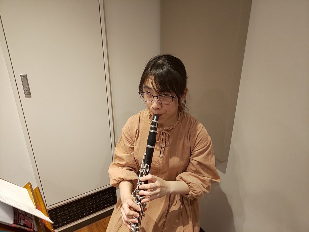 上目づかいになってクラリネットを吹いている生徒