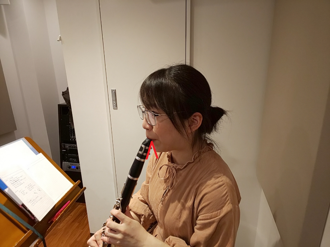 正しい角度でクラリネットを吹く生徒