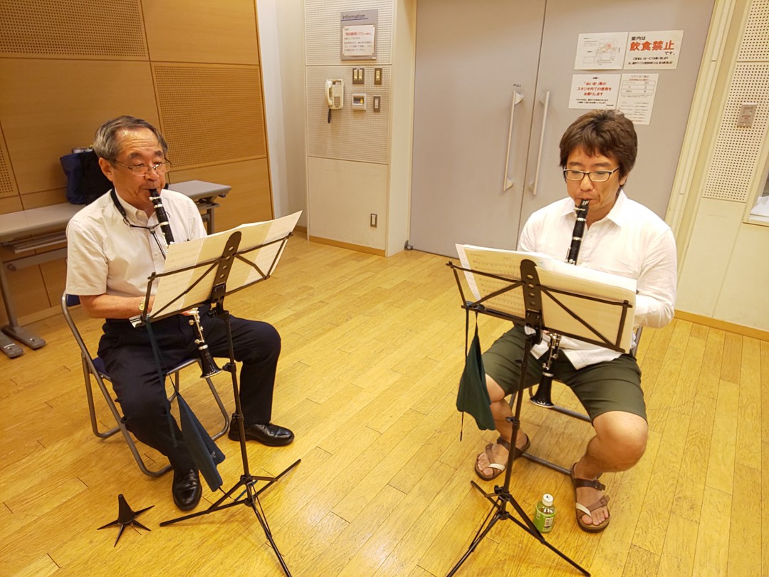 真剣にアンサンブルする初級者アンサンブルのメンバー
