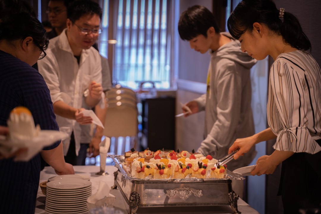 休憩中にケーキを選ぶお客様