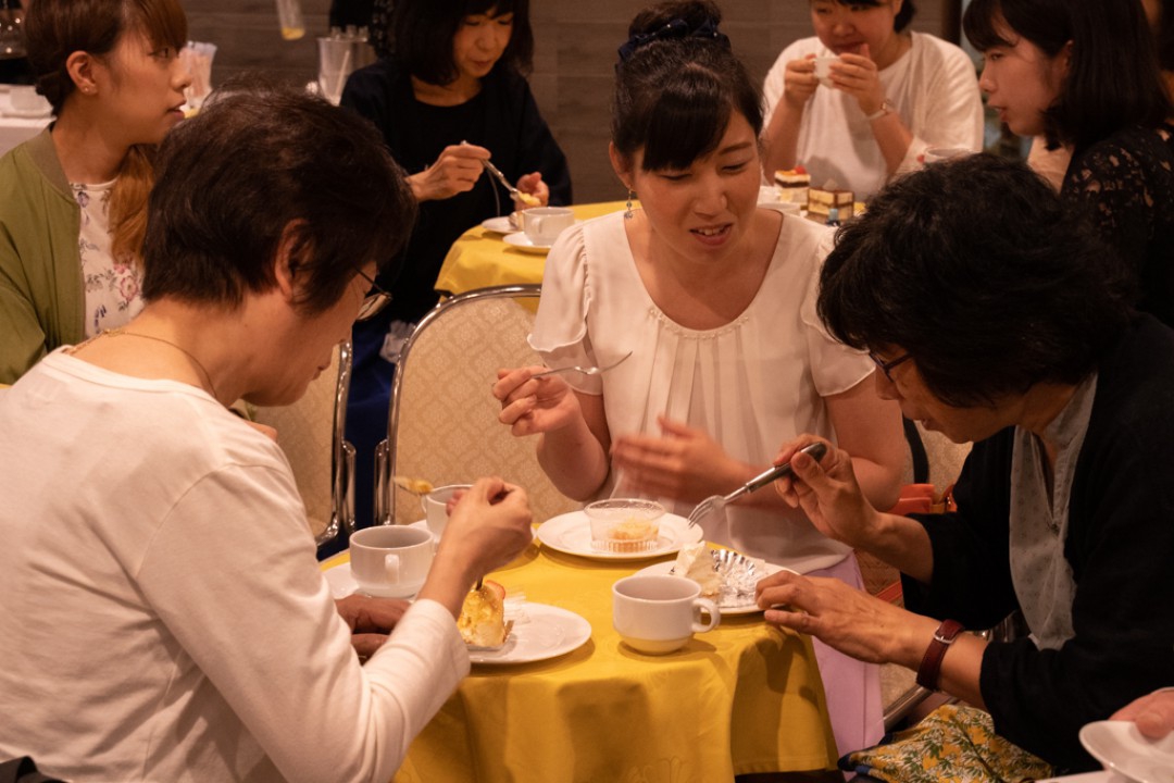 楽しそうに休憩時間を過ごす生徒とお客様