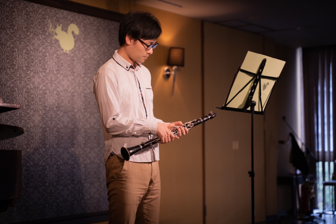 ソロ演奏前に楽器を確認する生徒