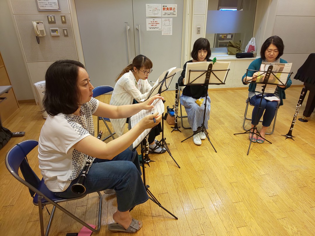 決まったパートの譜読みをする生徒達