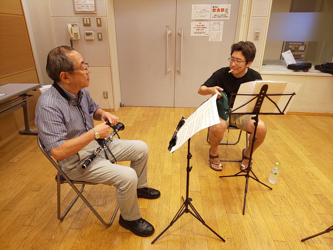 談笑しながら掃除をする生徒達