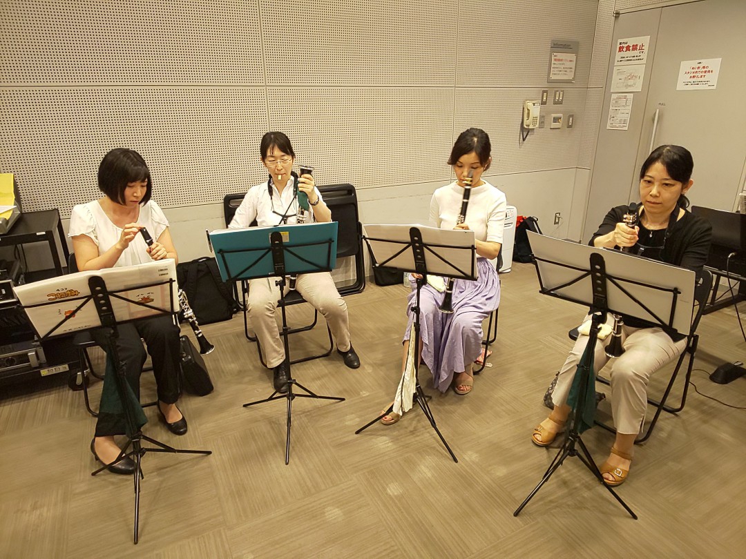 演奏の合間に掃除をする生徒達