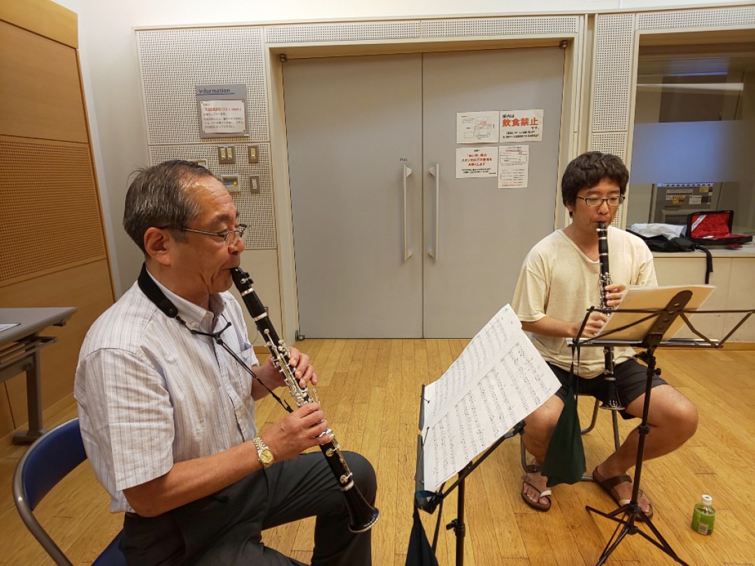 真剣にアンサンブルする初級者アンサンブルのメンバー