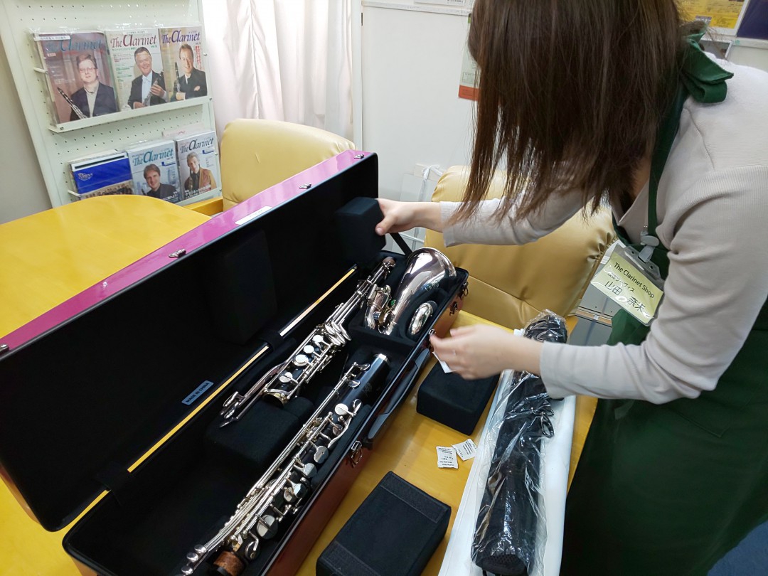 シャイニーケース内のパーツをセッティングしてくれる店員さん