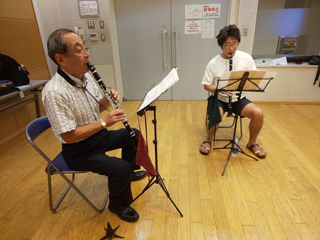 真剣にアンサンブルする生徒達