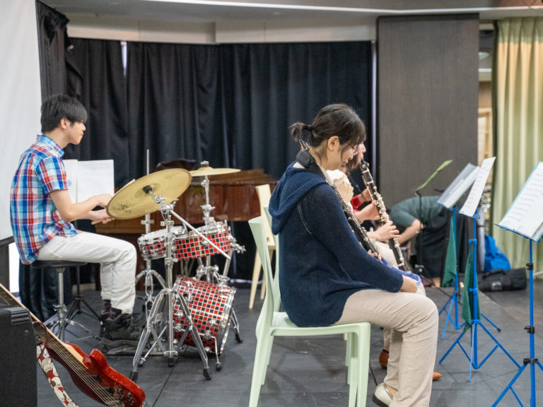 ライブ本番の出演者と客席