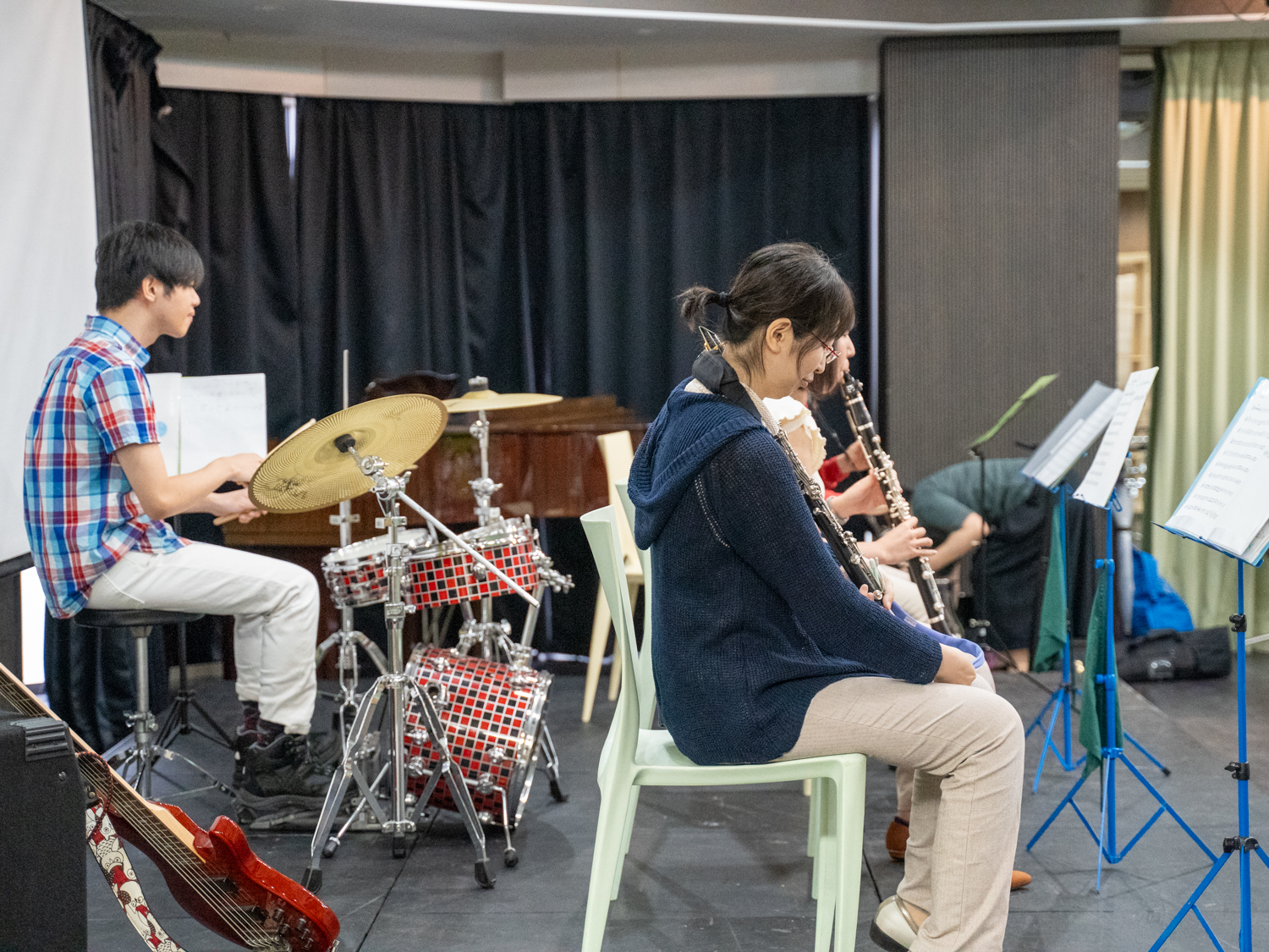 ライブ本番の出演者と客席