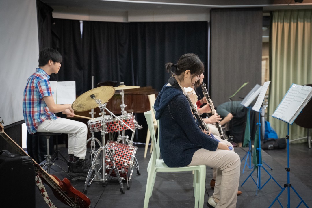 ライブ前のリハーサル準備をする生徒達