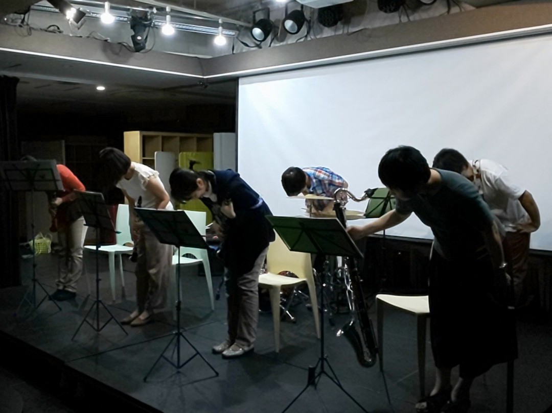 演奏後に頭を下げるライブ出演者