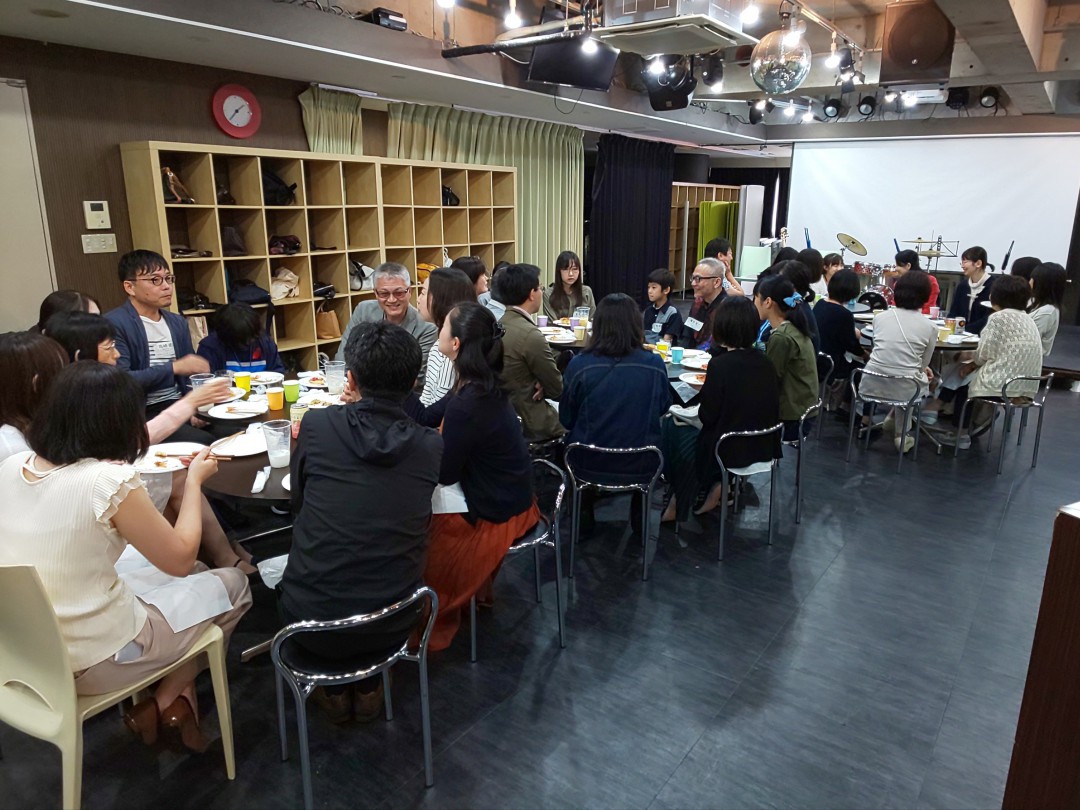 懇親会で楽しそうに話をする生徒達