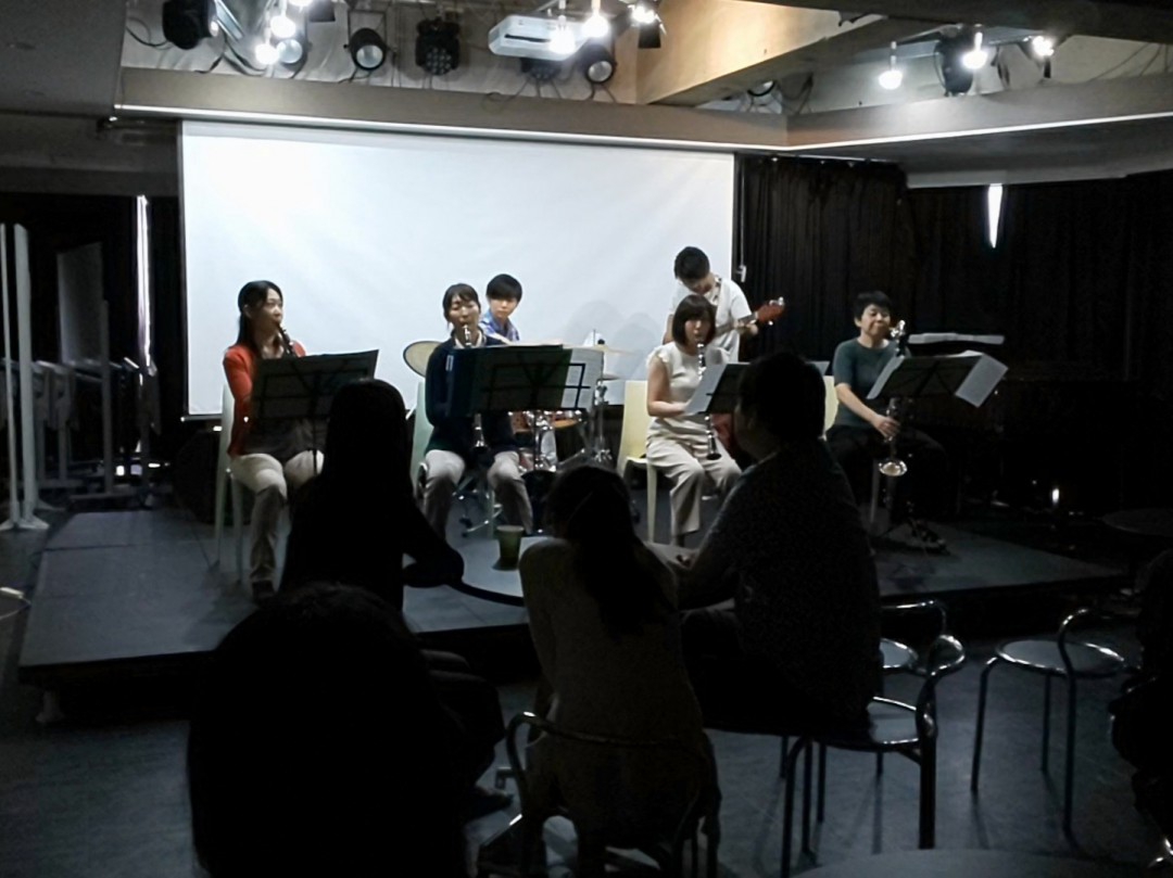 ステージでクラリネットを演奏するバンドメンバー