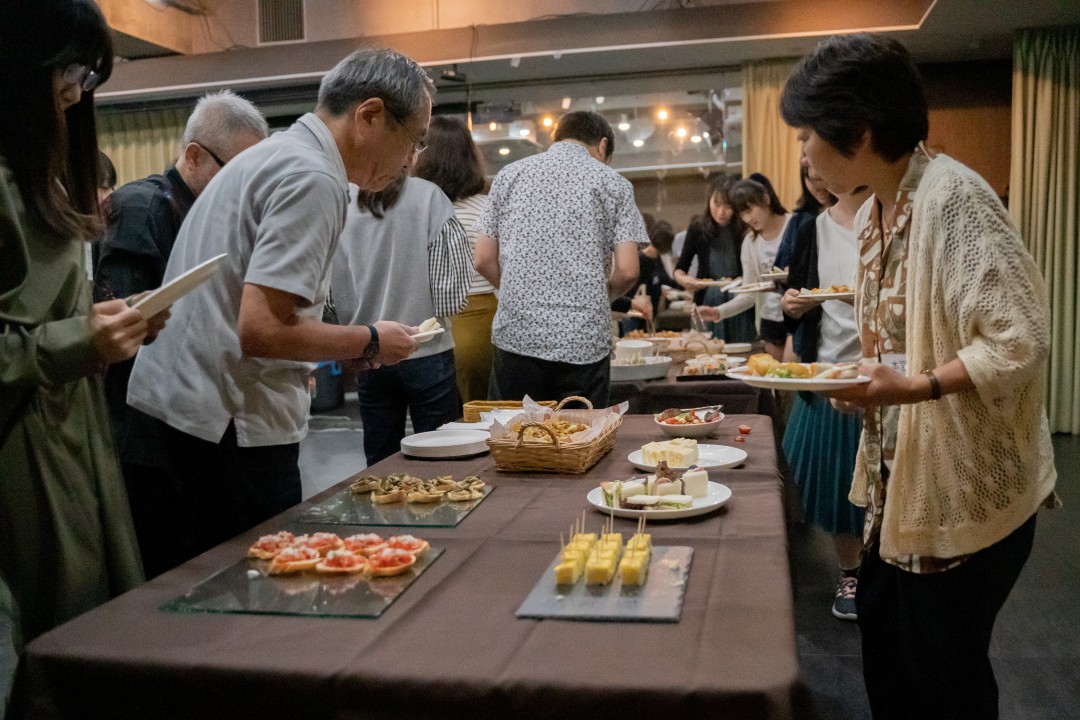 料理を取るために並ぶ生徒達