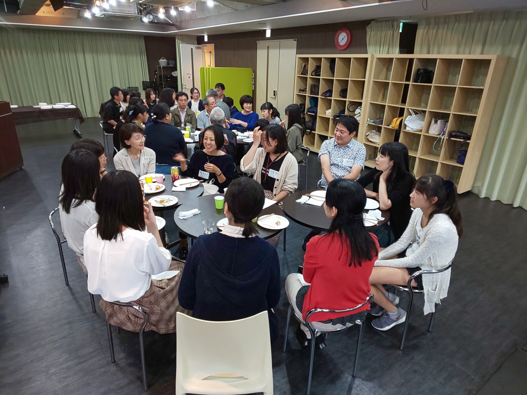 懇親会で楽しそうに話をする生徒達