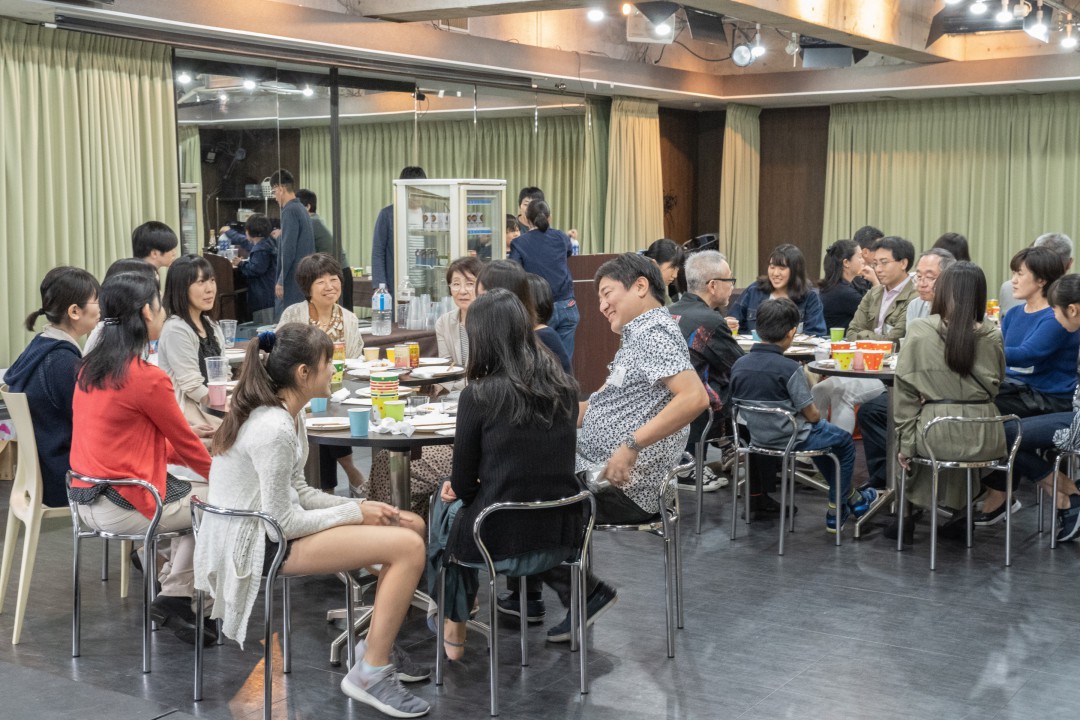 懇親会で楽しそうに話をする生徒達