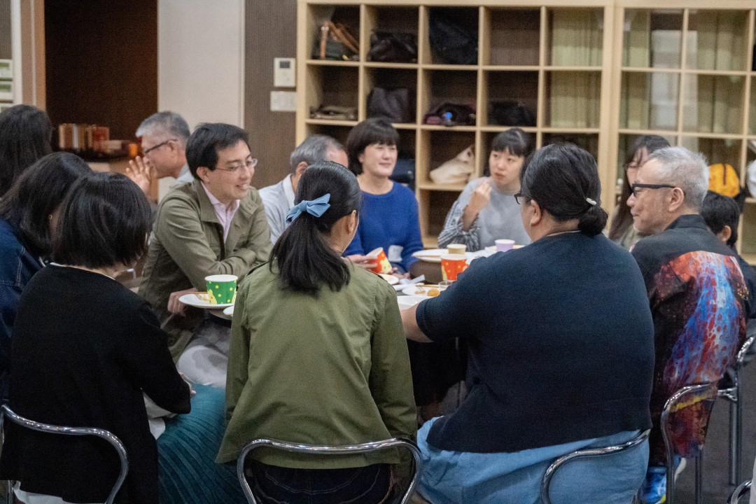 懇親会で楽しそうに話をする生徒達