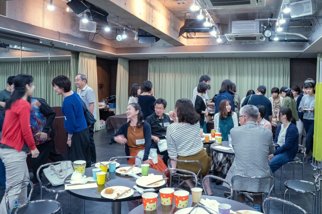 懇親会で楽しそうに話をする生徒達