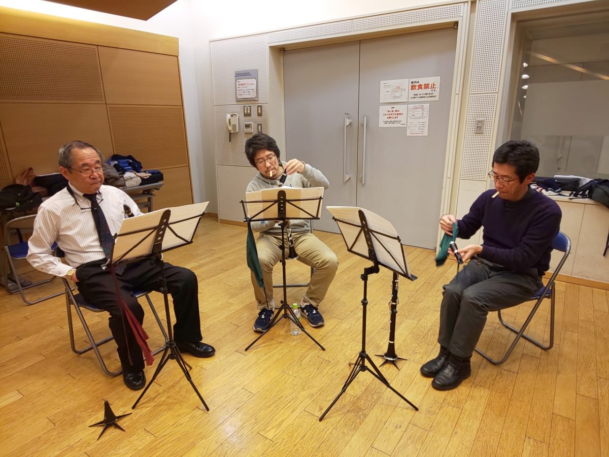 アンサンブルの合間に掃除をする生徒達