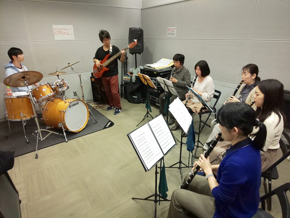 バンドアンサンブルで演奏する生徒達