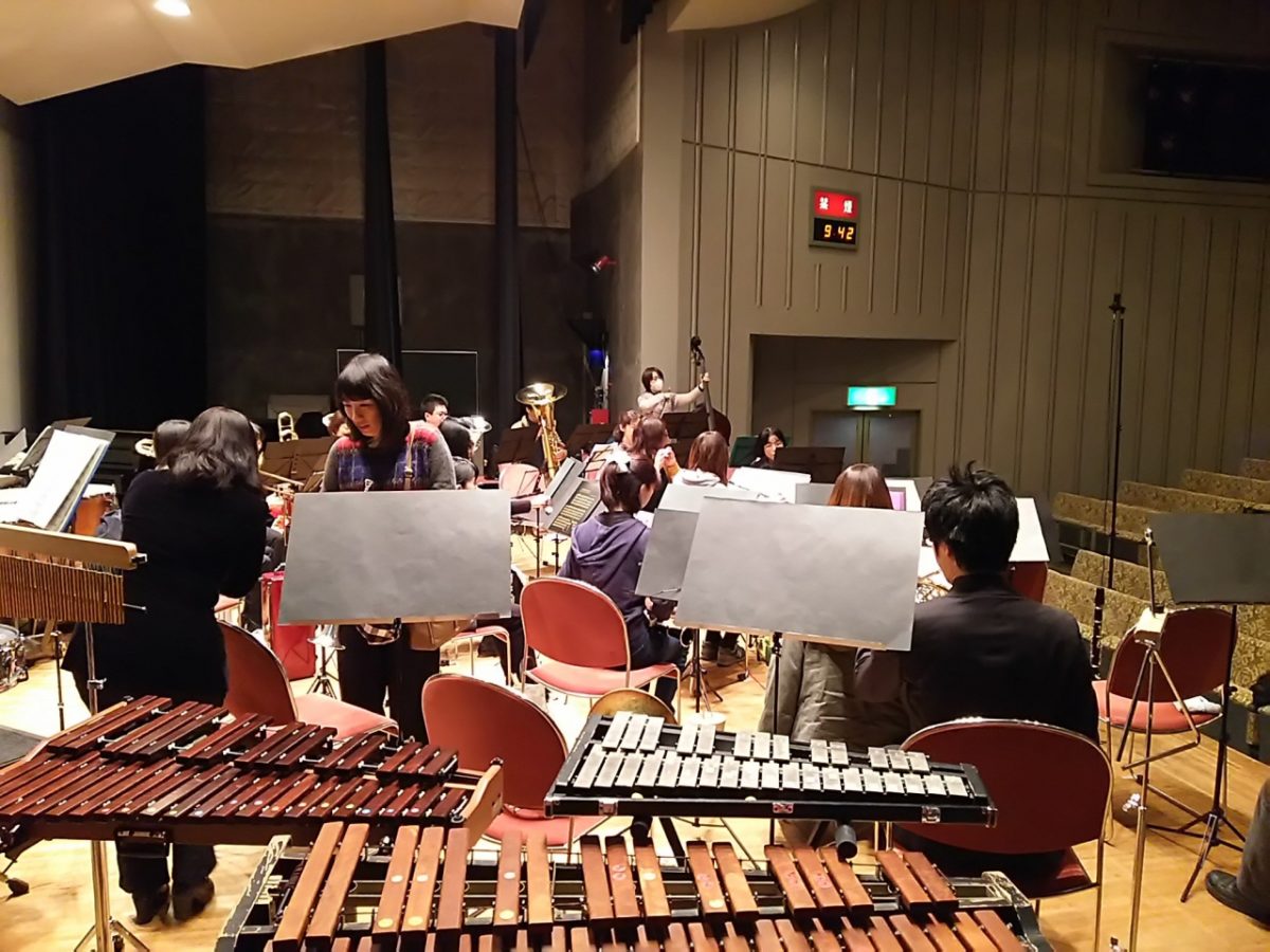 ホールでの吹奏楽の練習風景