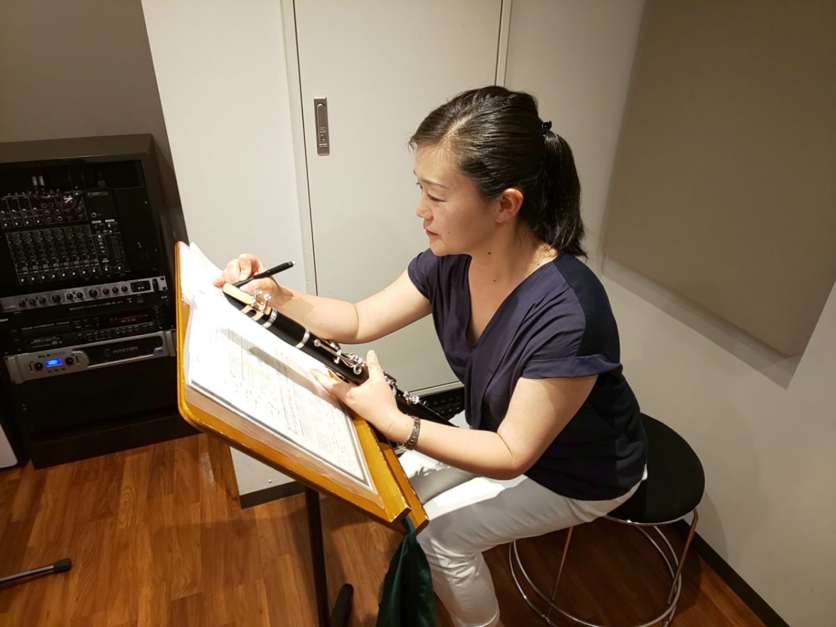 楽譜に書き込みをする生徒