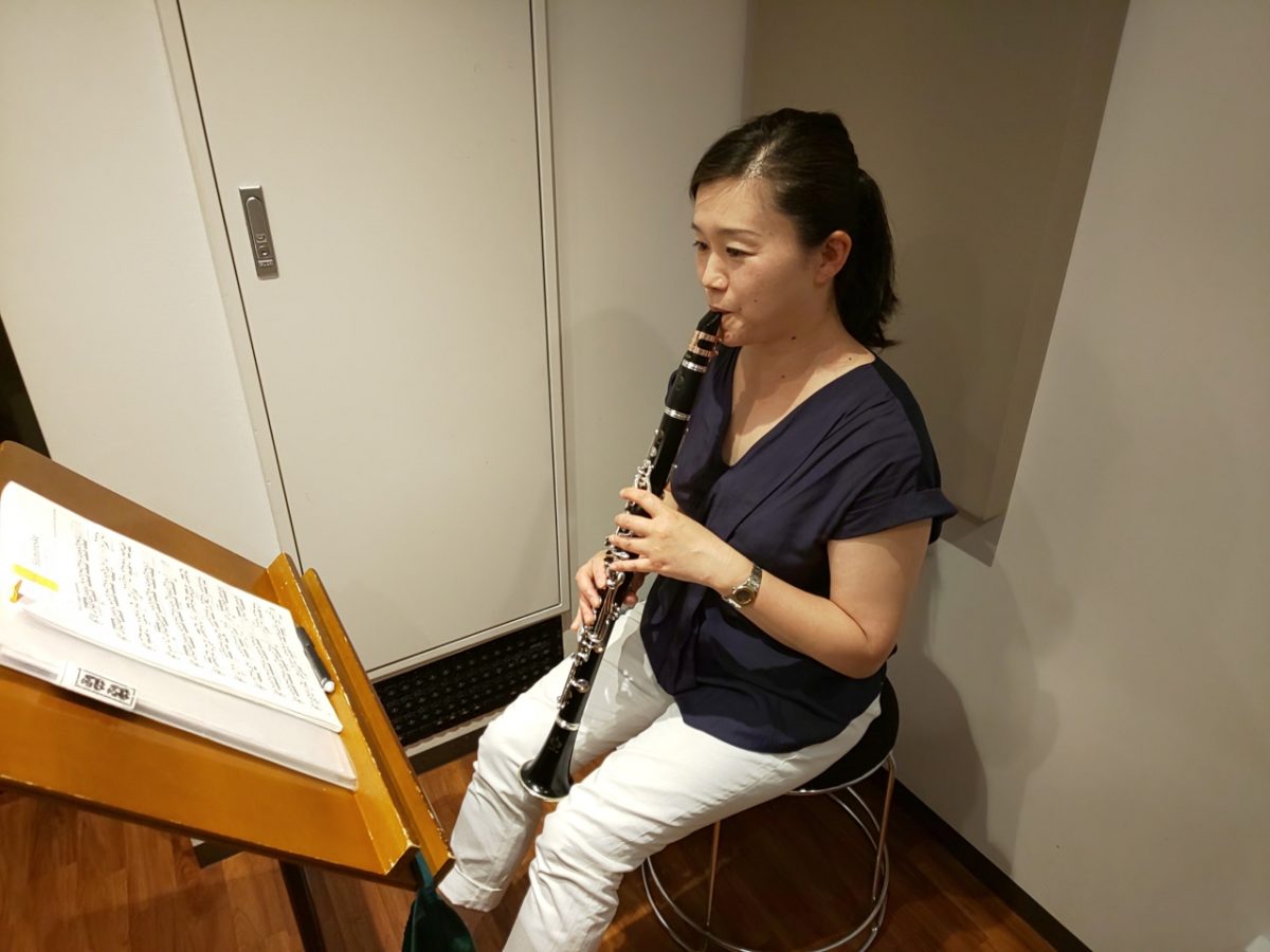 楽譜を見ながら座って演奏する生徒