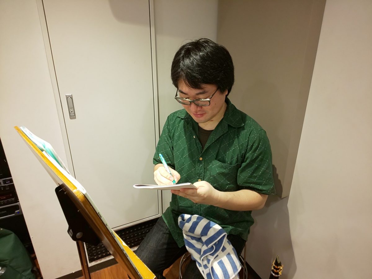 レッスン中に大切なことをメモする生徒