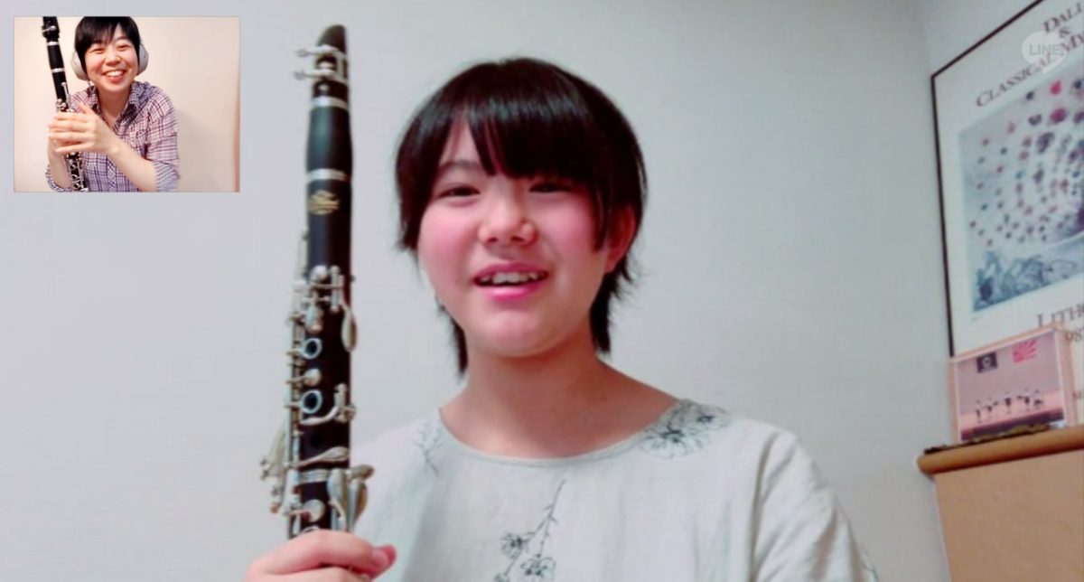 笑顔で話をする生徒