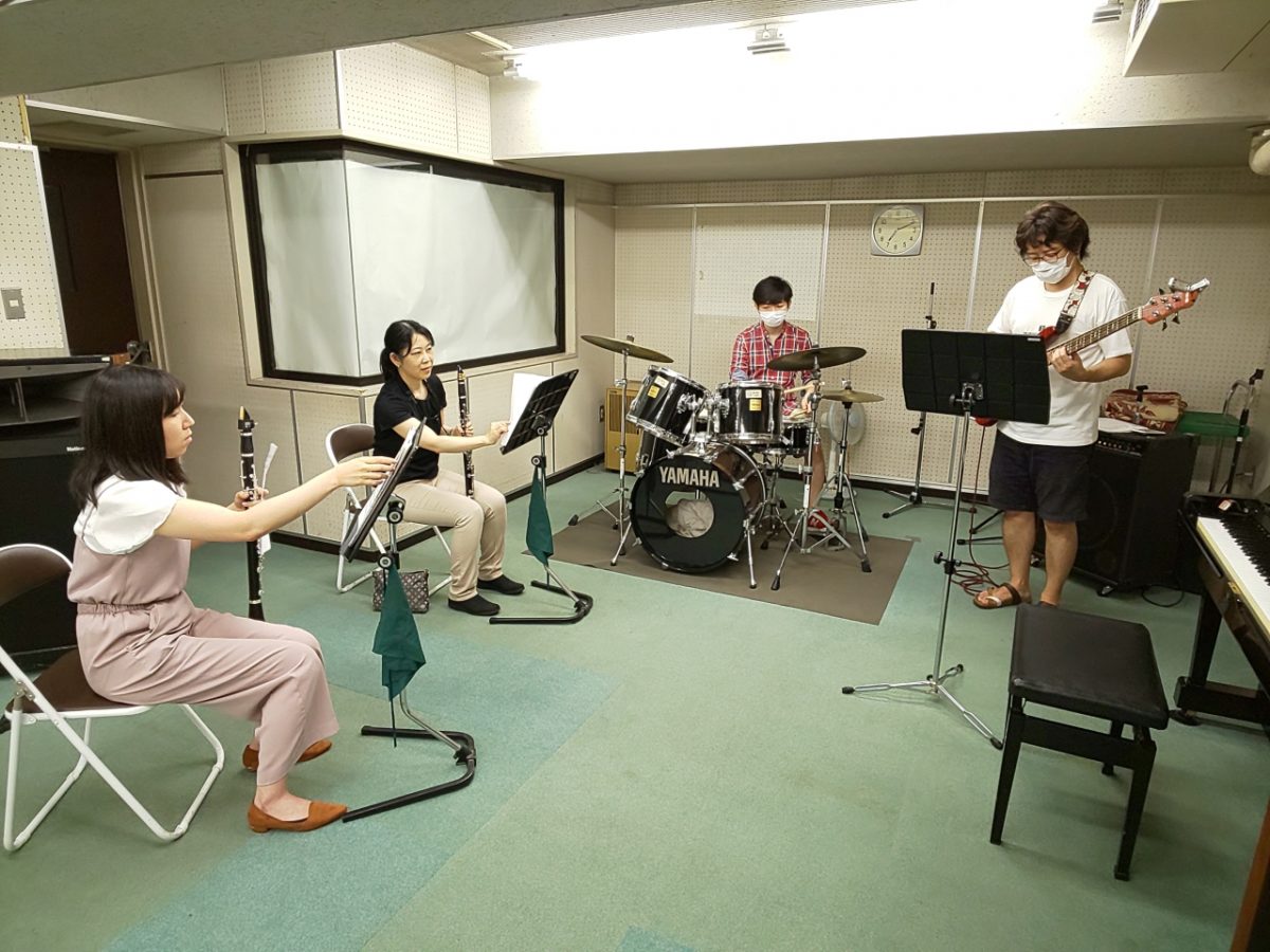 演奏開始前に準備をするバンドアンサンブルメンバー