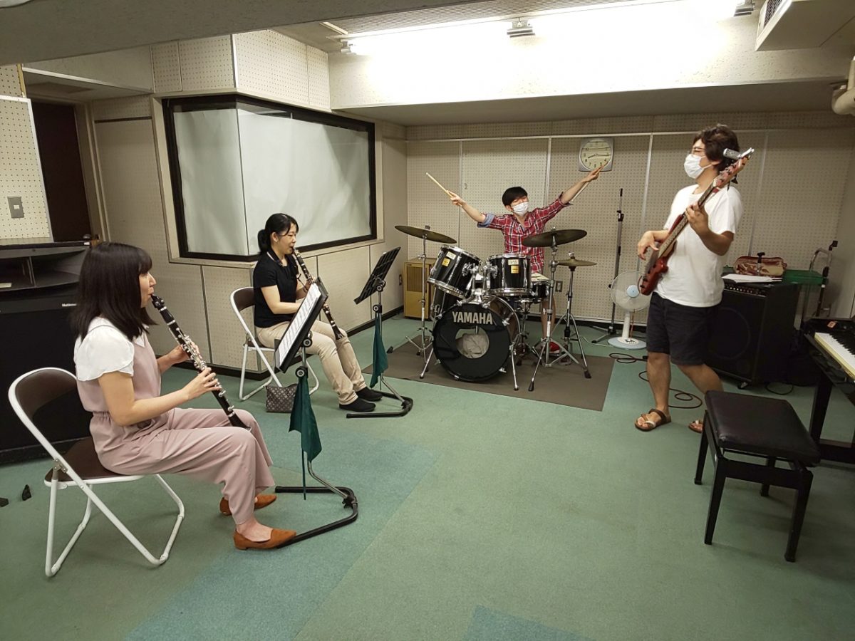 楽しそうに演奏するバンドアンサンブルメンバー