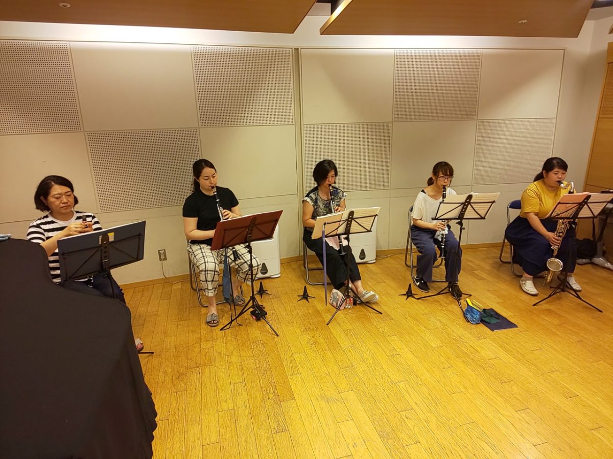 新しい曲の譜読みをする生徒達