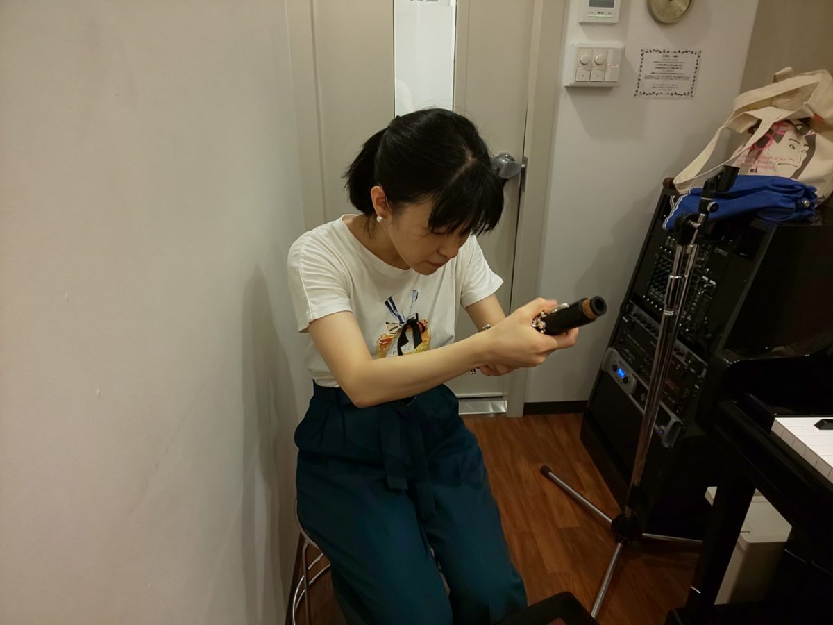 クラリネットを組み立てる生徒