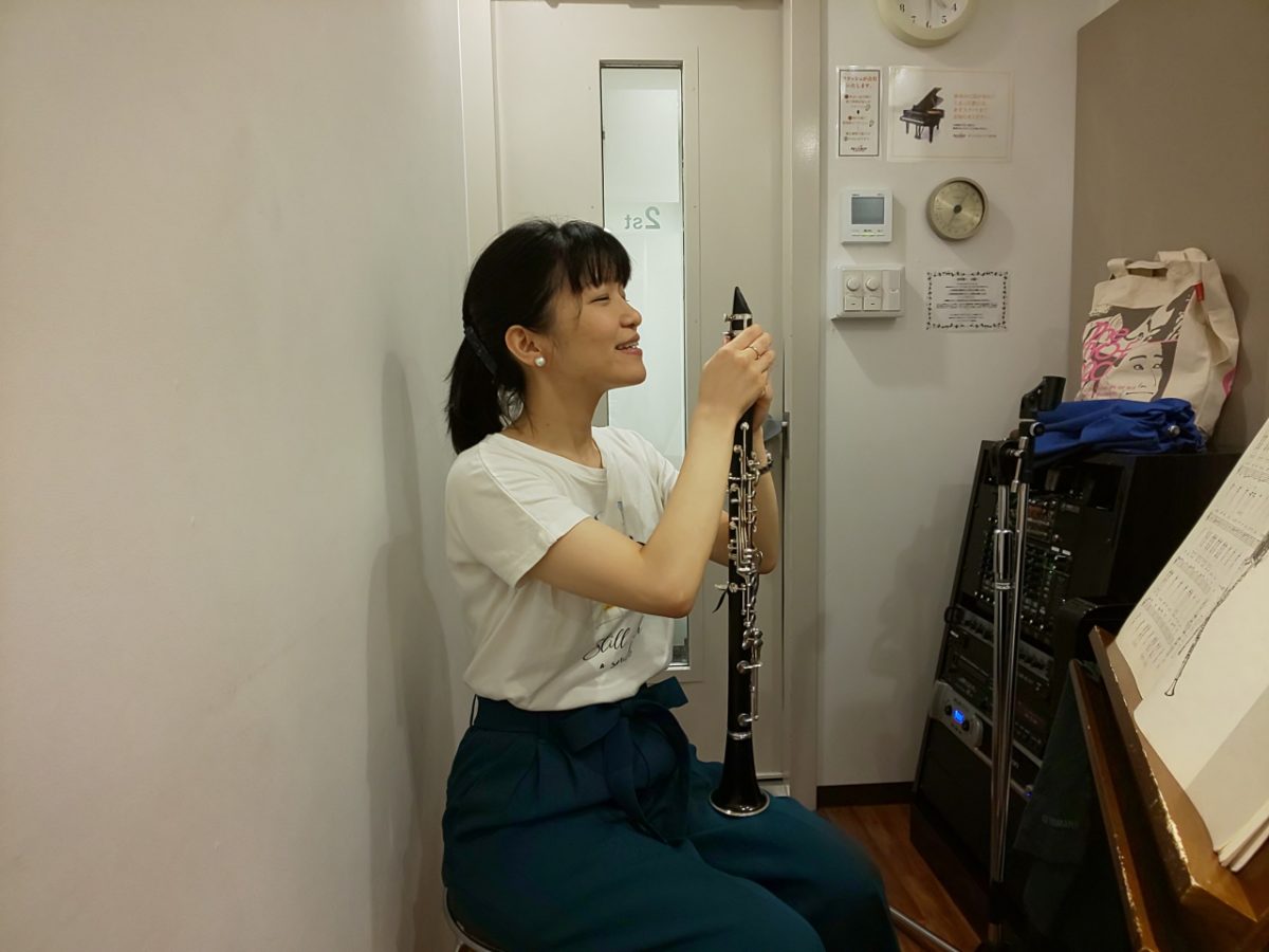 笑顔でリードをつける生徒
