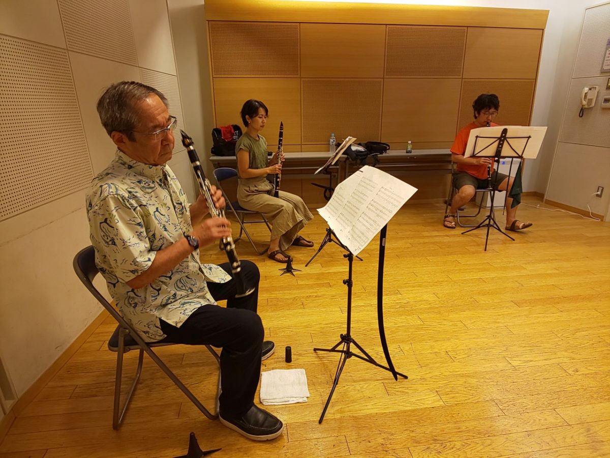休憩中に楽譜を見返す初級者アンサンブルメンバー