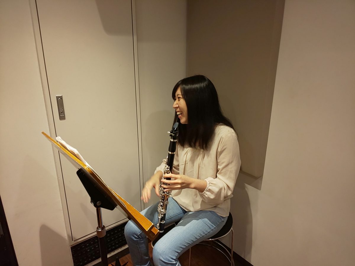 演奏の合間に笑顔の生徒