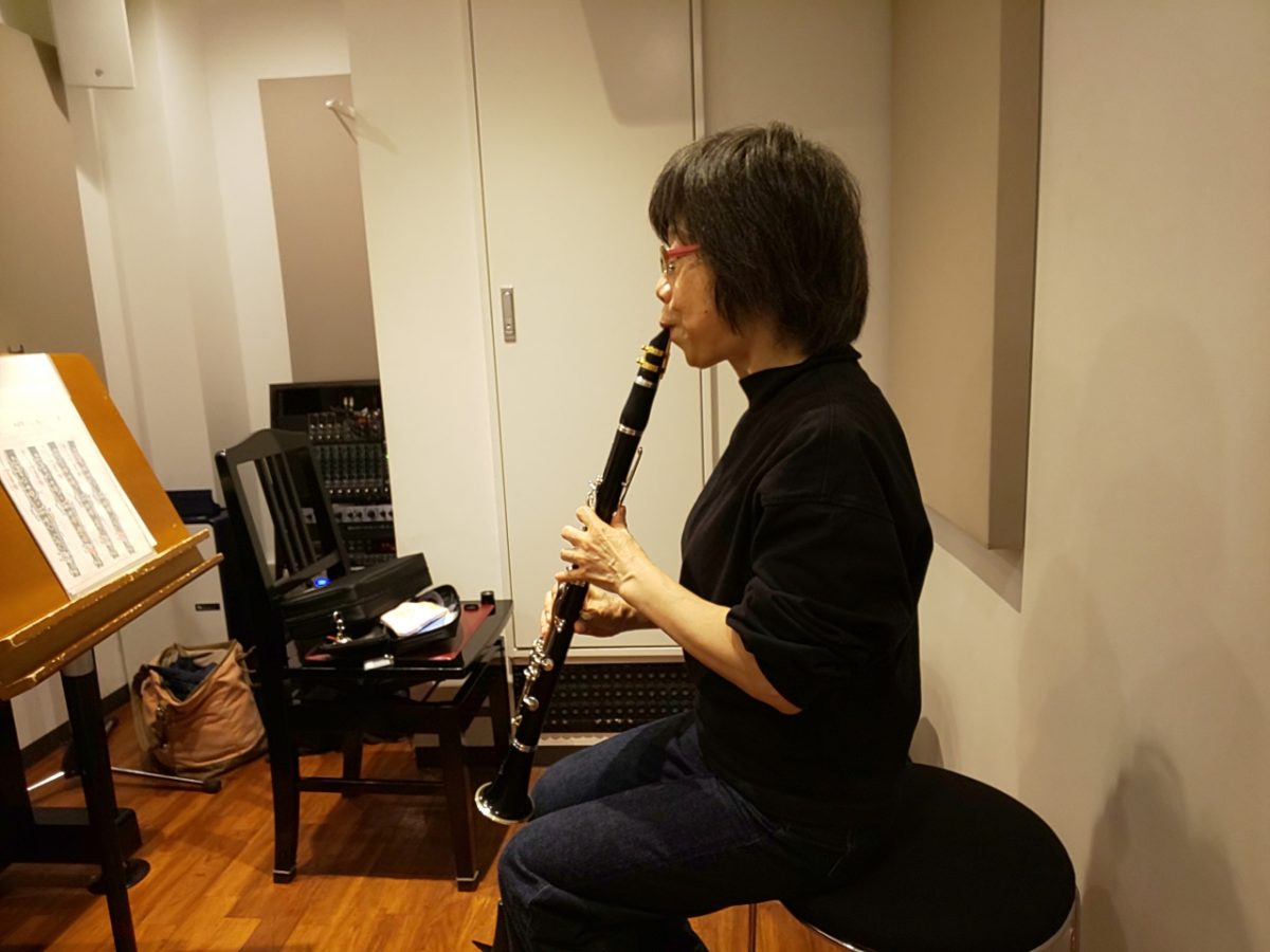楽譜を見ながら座って演奏する生徒
