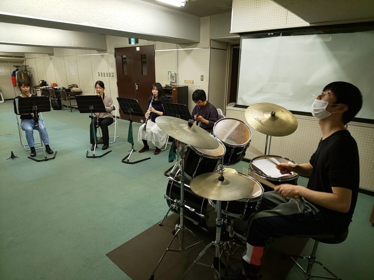 バンドアンサンブルを楽しむ生徒達