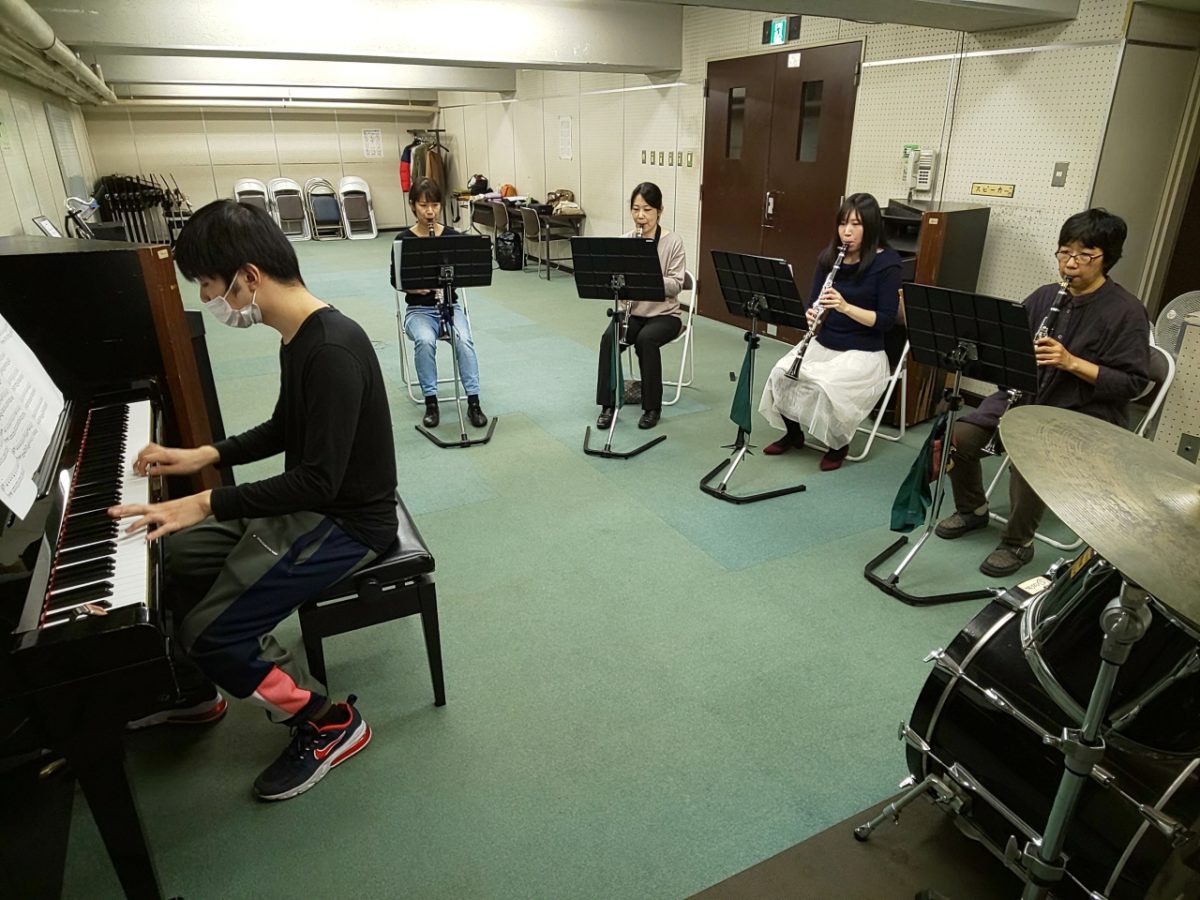 バンドアンサンブルを楽しむ生徒達