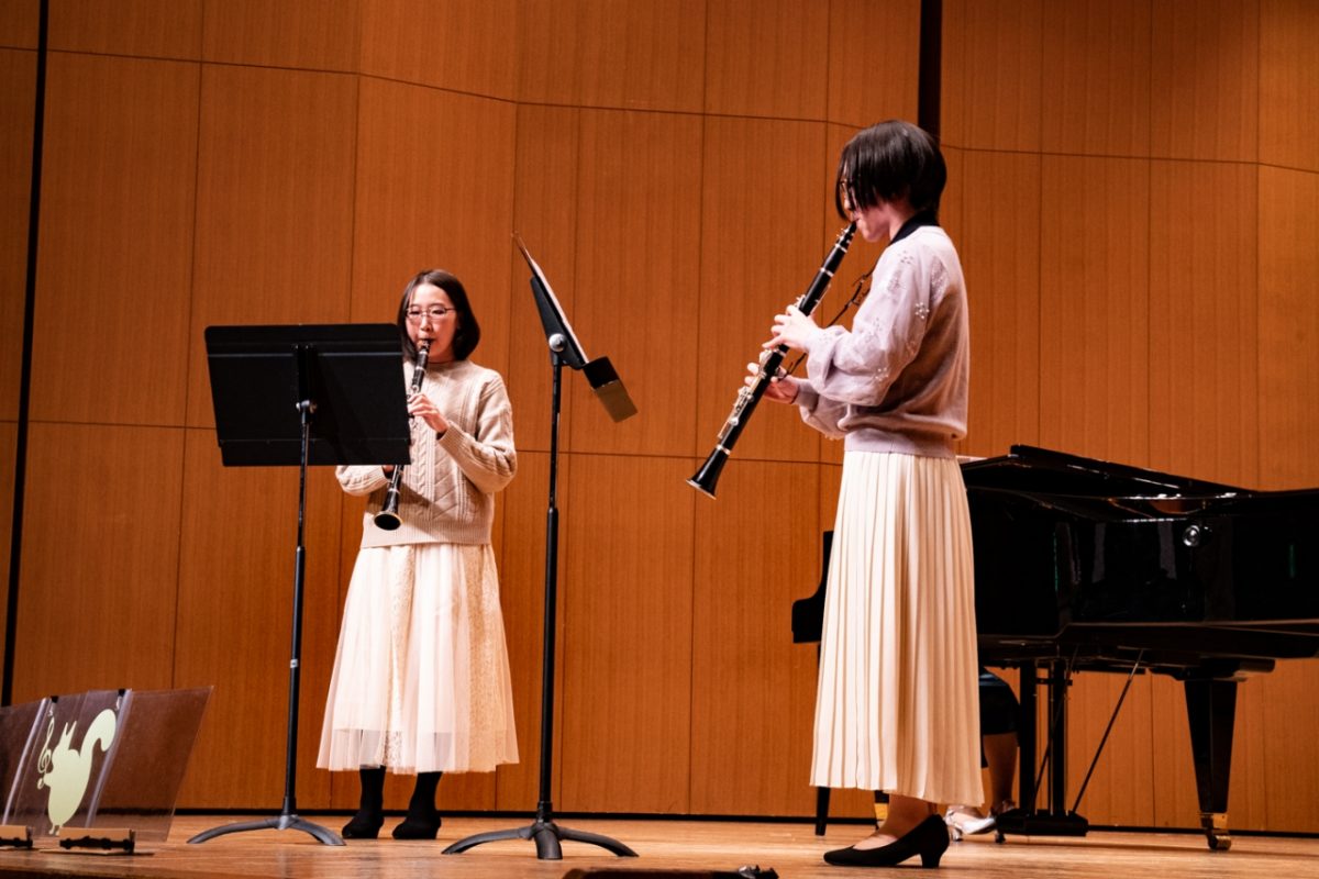 発表会でデュオ演奏する生徒達