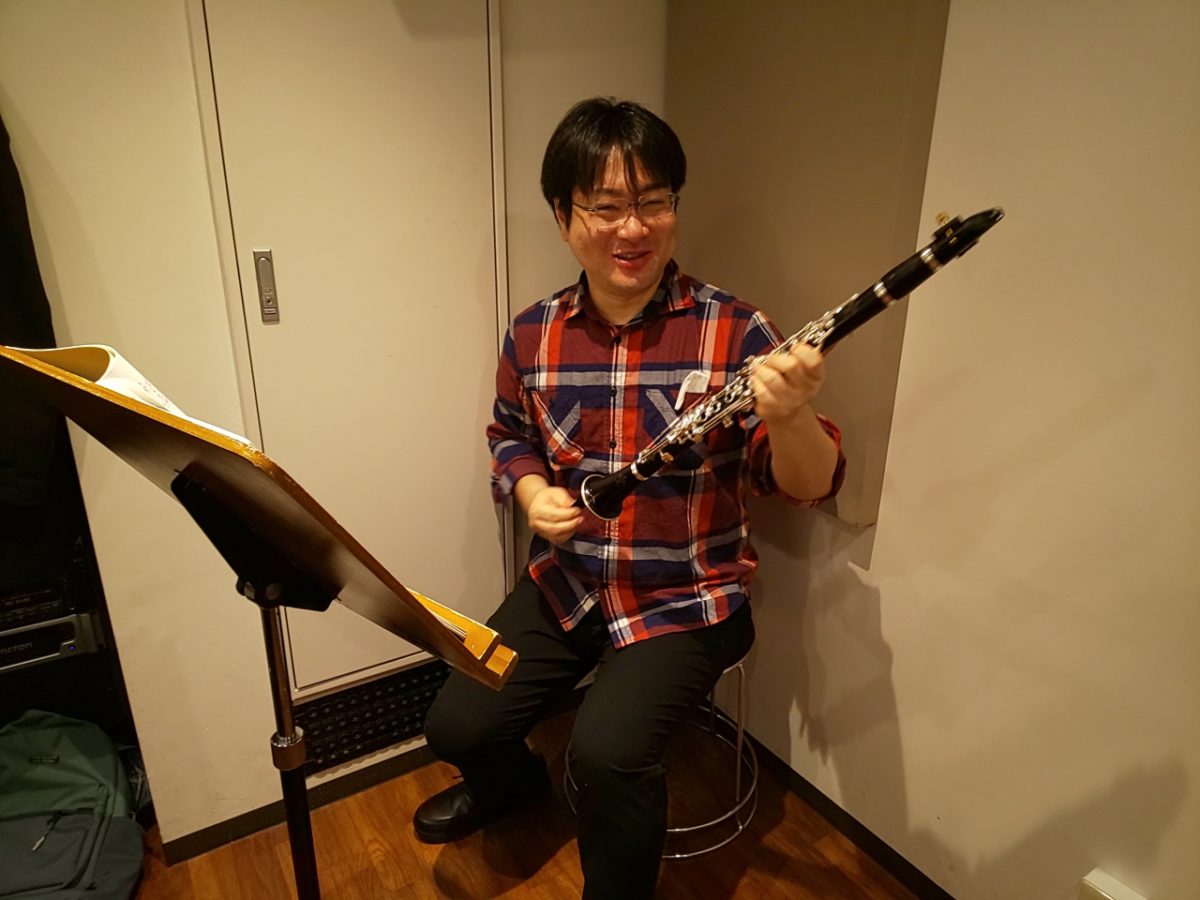 笑顔でクラリネットを掃除する生徒