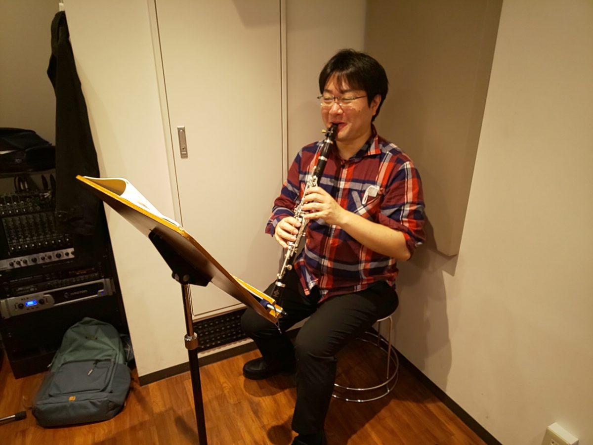 笑顔でクラリネットを構える生徒