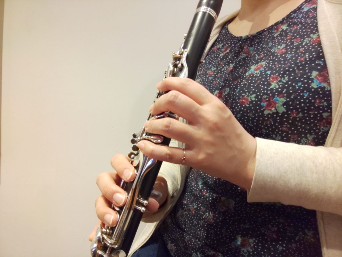 斜めから見た左手小指の間違った使い方