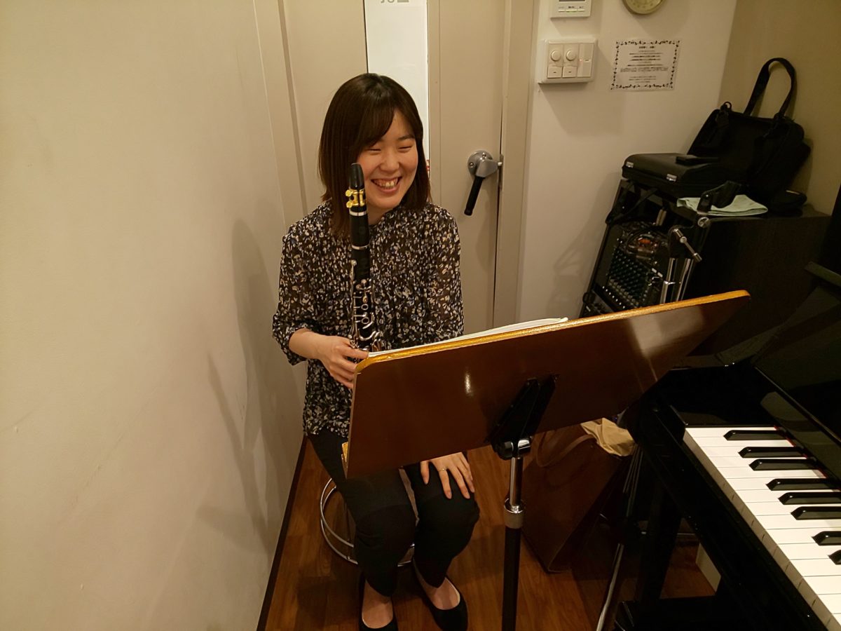 笑顔で楽譜を見る生徒