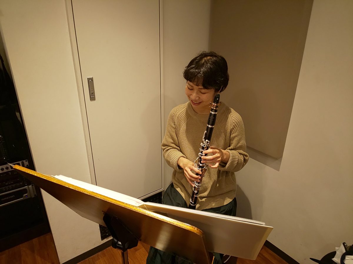 楽譜を見ながら笑顔で首をかしげる生徒