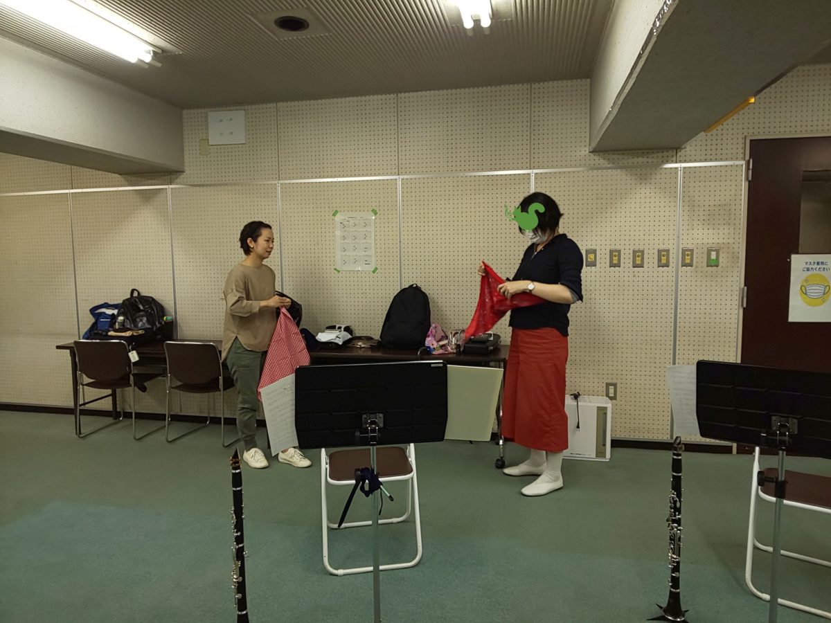 本番で使う小物について相談する初級者アンサンブルメンバー
